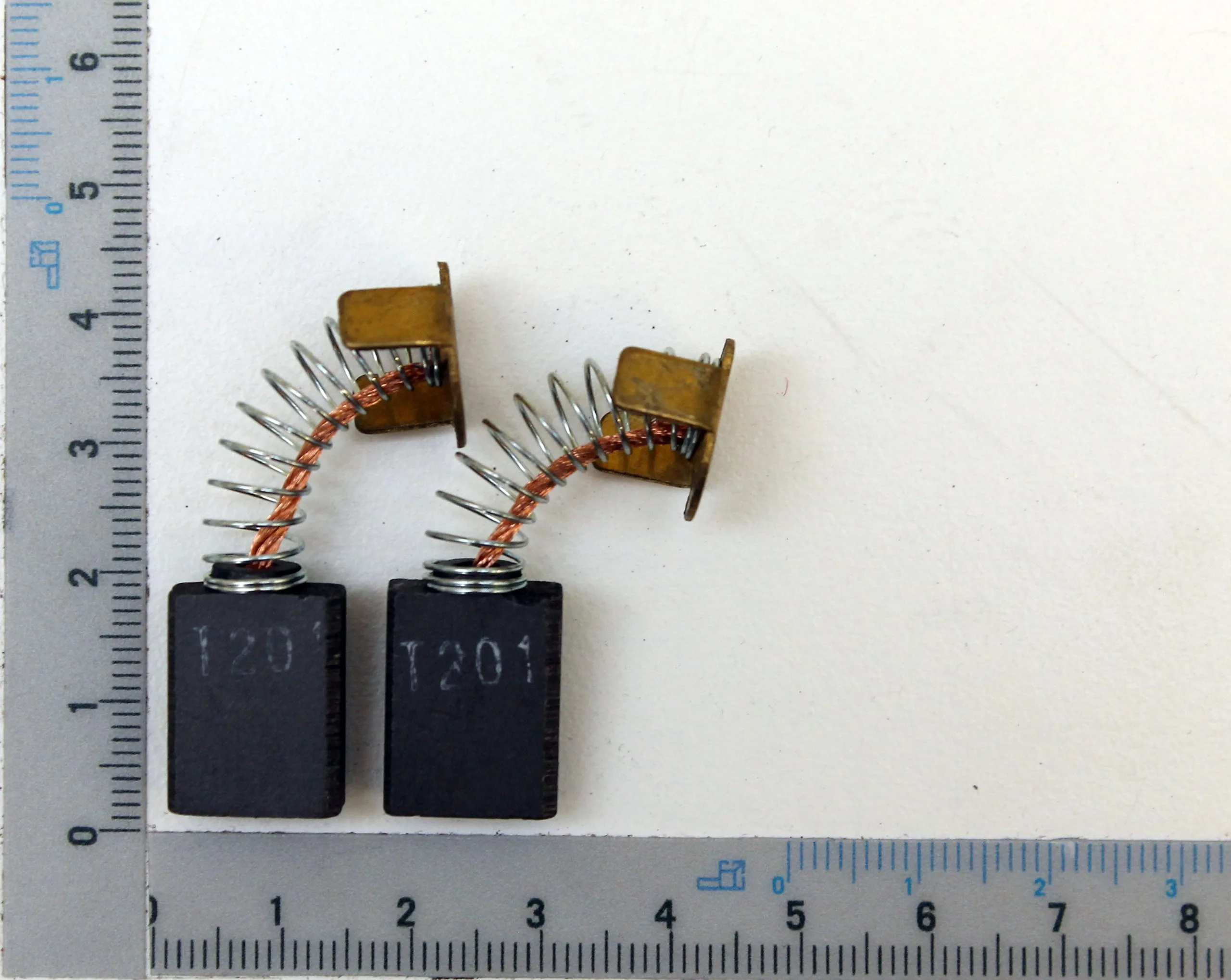SCHEPPACH - Jeu De 2 Charbons Pour Dégauchisseuse Raboteuse Kity, Scheppach Et Woodster 204 Et 254 Mm 1 SCHEPPACH - Jeu De 2 Charbons Pour Dégauchisseuse Raboteuse Kity, Scheppach Et Woodster 204 Et 254 Mm