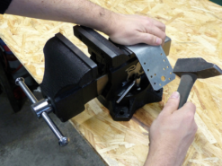 PEUGEOT - EBT200 Etau D'établi Pivotant En Fonte GS Et Acier 200 Mm -Scheppach Soldes Magasin PEUGEOT Etau d etabli pivotant EBT 200 100715 1